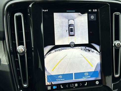 Used 2025 Volvo XC40 B5 Plus image 19