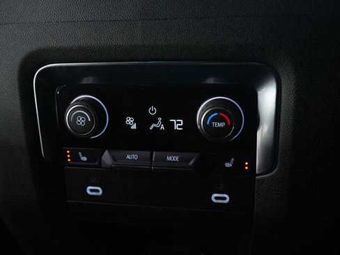 Used 2022 Chevrolet Suburban LT w/ Luxury Package image 23