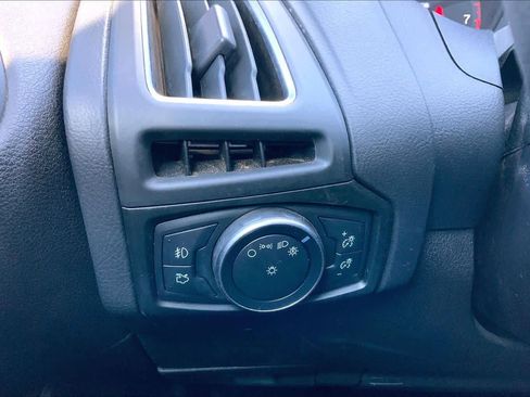 Used 2017 Ford Focus Titanium image 35