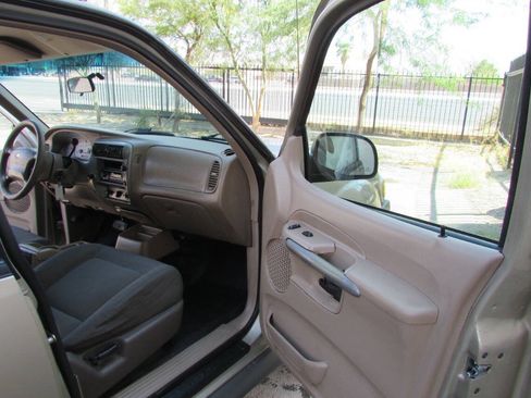 Used 2001 Ford Explorer Sport Trac 2WD image 25