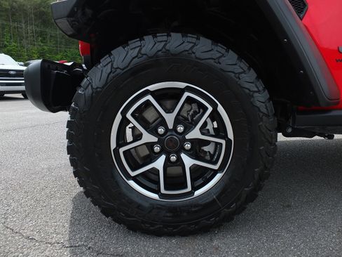 Used 2025 Jeep Wrangler Unlimited Rubicon w/ Convenience Group AWD/4WD image 9