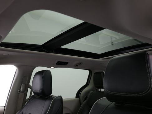 Used 2023 Chrysler Pacifica Limited FWD image 35
