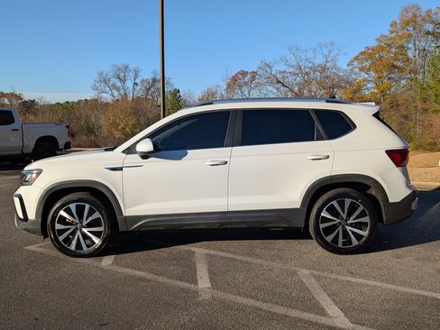 Used 2023 Volkswagen Taos SE w/ Panoramic Sunroof Package image 6