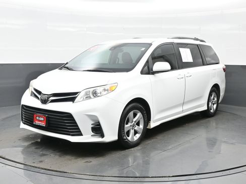 Used 2020 Toyota Sienna LE image 2
