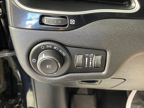 Used 2021 Jeep Cherokee Latitude Plus AWD/4WD image 16