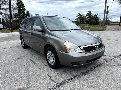 Used 2011 Kia Sedona LX image 3