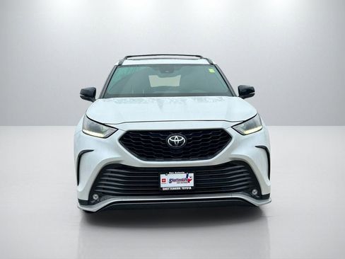 Used 2023 Toyota Highlander XSE image 2