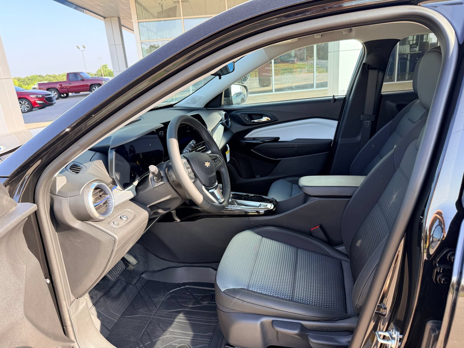 Used 2026 Chevrolet Trax LT w/ LT Convenience Package FWD image 8