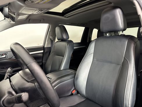 Used 2019 Toyota Highlander XLE AWD/4WD image 21