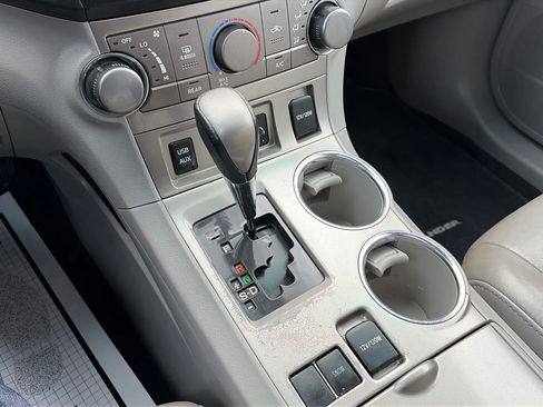 Used 2011 Toyota Highlander SE image 24