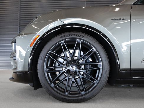 Used 2025 Porsche Macan Turbo Electric AWD/4WD image 25