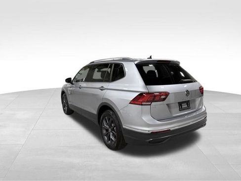 Certified 2022 Volkswagen Tiguan SE w/ Panoramic Sunroof Package AWD/4WD image 4