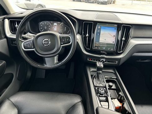Used 2019 Volvo XC60 T5 Momentum w/ Multimedia Package AWD/4WD image 23