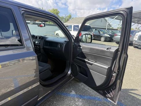 Used 2016 Jeep Patriot Latitude FWD image 33