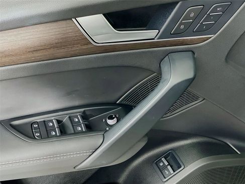 Used 2025 Audi Q5 e Premium Plus w/ Premium Plus Package image 23