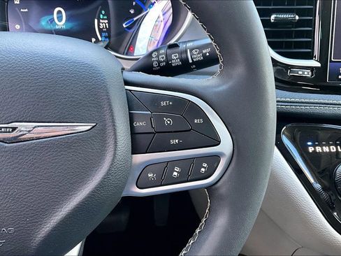 Used 2023 Chrysler Pacifica Touring-L FWD image 13