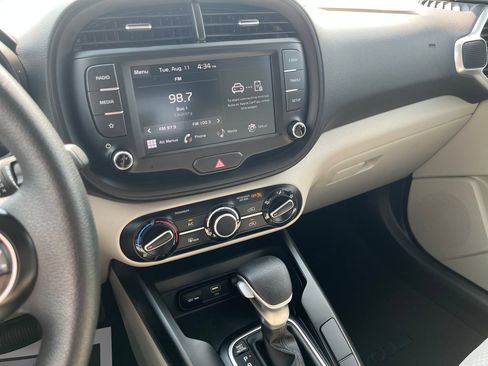 Used 2025 Kia Soul LX w/ LX Technology Package FWD image 17