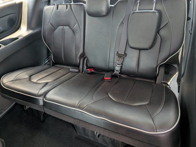Used 2025 Chrysler Pacifica Limited FWD image 31