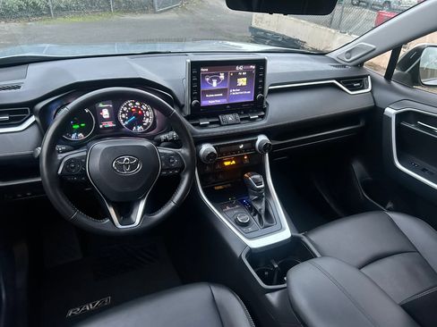 Used 2022 Toyota RAV4 XLE Premium image 16