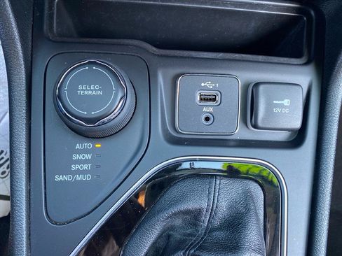 Used 2022 Jeep Cherokee Limited AWD/4WD image 13