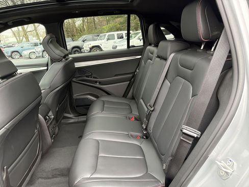 Used 2024 Jeep Wagoneer Launch Edition image 11