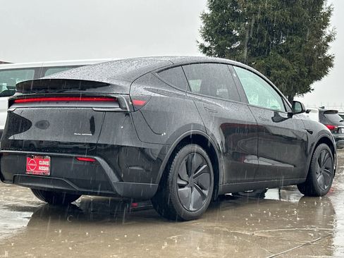 Used 2026 Tesla Model Y Long Range image 3