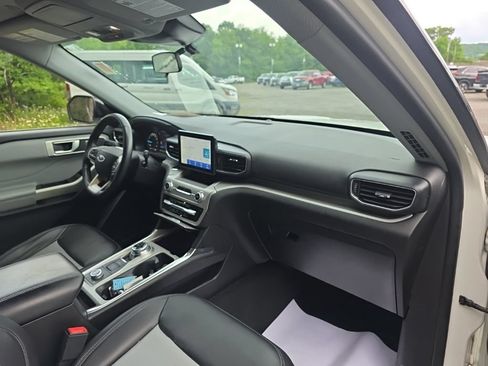 Used 2022 Ford Explorer XLT w/ XLT Sport Appearance Package AWD/4WD image 19