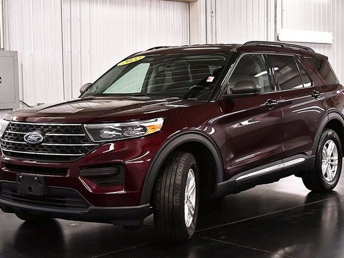 Used 2022 Ford Explorer XLT AWD/4WD image 3