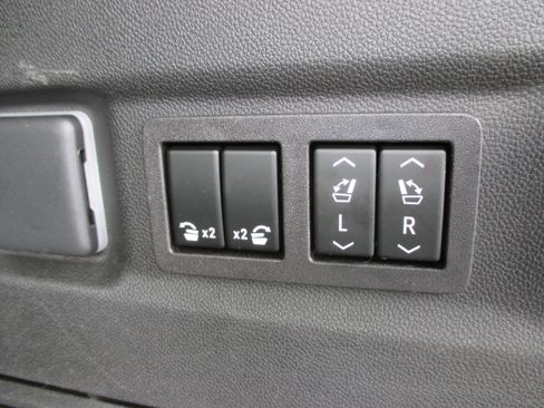 Used 2023 Chevrolet Suburban LT w/ Luxury Package image 11