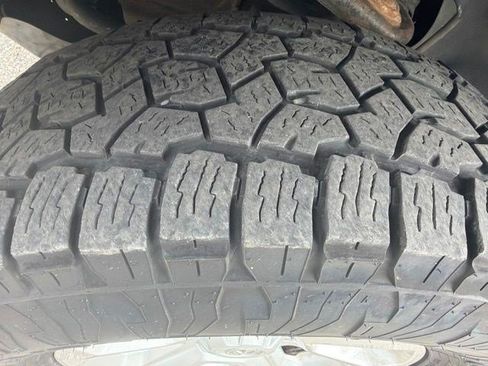 Used 2018 Toyota 4Runner SR5 AWD/4WD image 9