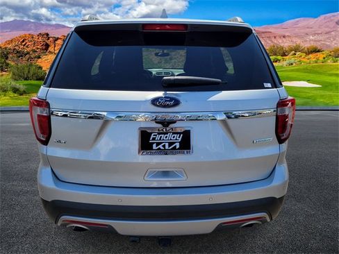 Used 2017 Ford Explorer XLT w/ Equipment Group 202A image 5