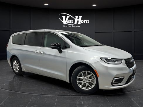 Used 2024 Chrysler Pacifica Touring-L FWD image 1