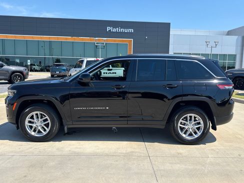 Used 2023 Jeep Grand Cherokee Laredo X AWD/4WD image 2