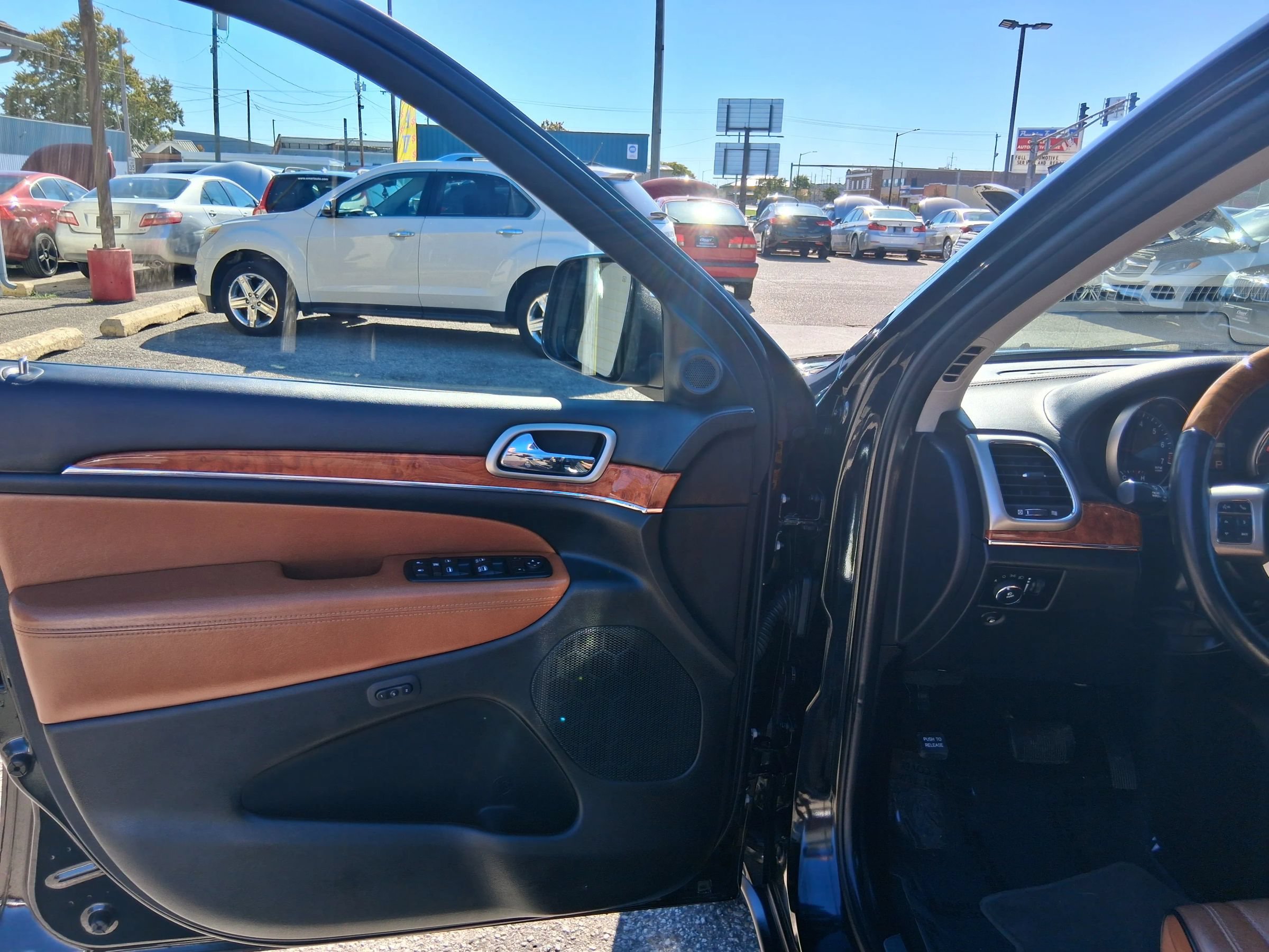 Used 2011 Jeep Grand Cherokee Overland AWD/4WD image 12