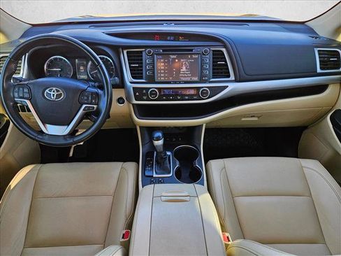 Used 2019 Toyota Highlander XLE image 19