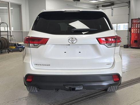 Used 2019 Toyota Highlander LE AWD/4WD image 11