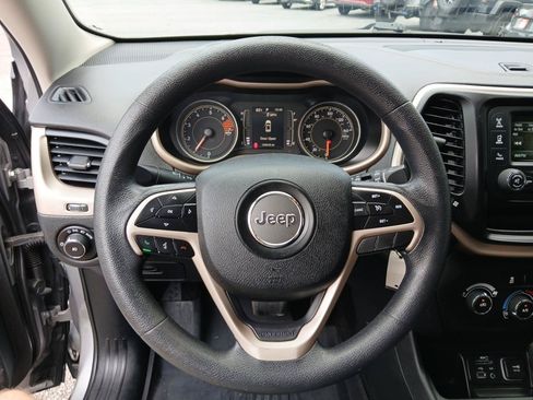 Used 2018 Jeep Cherokee Latitude FWD image 21