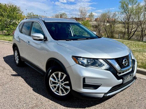 Used 2017 Nissan Rogue SV image 1