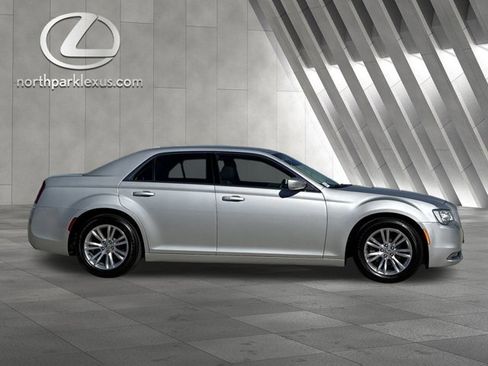 Used 2019 Chrysler 300 Touring w/ Driver Convenience Group image 4