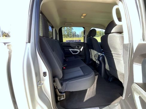 Used 2018 Nissan Titan SV w/ SV Convenience Package image 19
