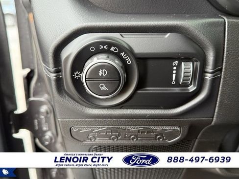 Used 2025 Jeep Gladiator Sport w/ Premium Package image 19