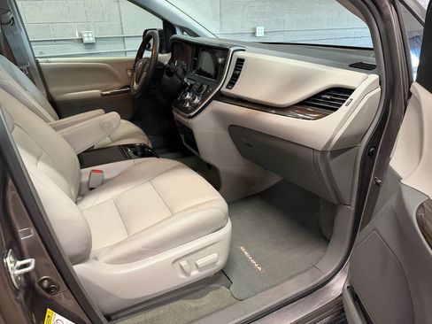 Used 2015 Toyota Sienna XLE FWD image 23