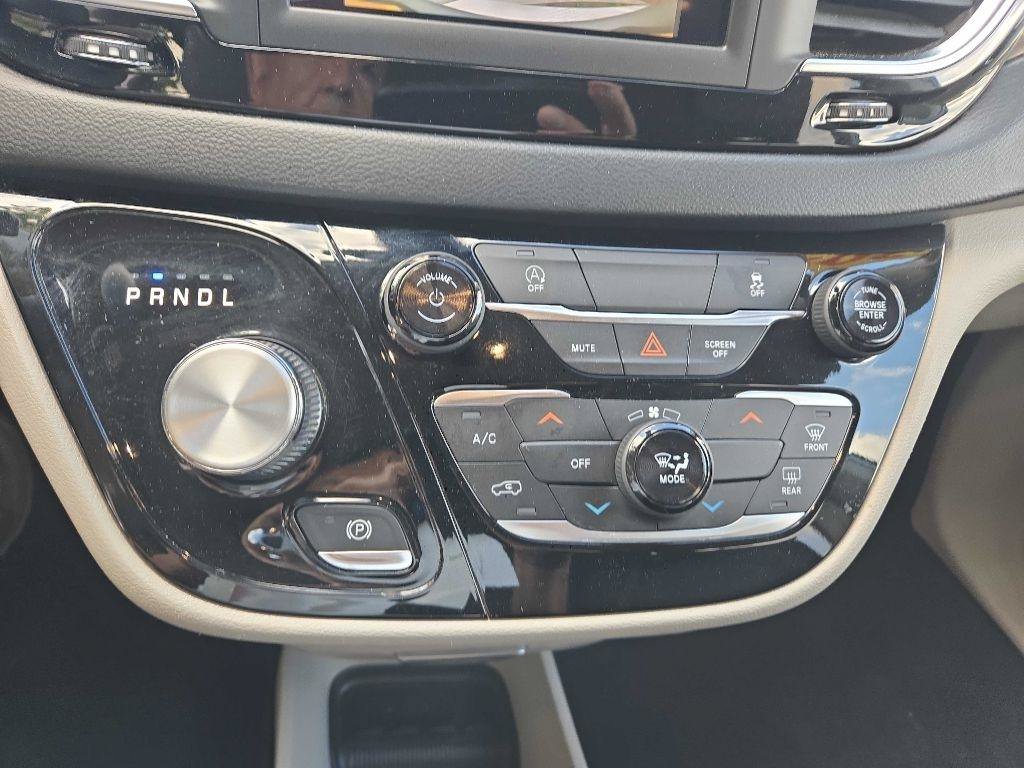 Used 2020 Chrysler Voyager Lxi FWD image 22