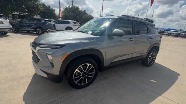 Used 2025 Chevrolet TrailBlazer LT AWD/4WD image 4
