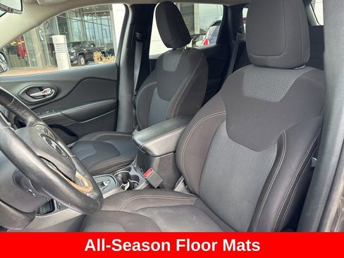 Used 2017 Jeep Cherokee Latitude w/ Cold Weather Group image 14