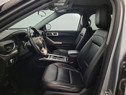 Used 2022 Ford Explorer XLT w/ Equipment Group 202A AWD/4WD image 17