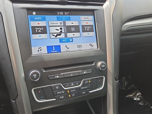 Used 2017 Ford Fusion SE w/ Equipment Group 201A FWD image 29