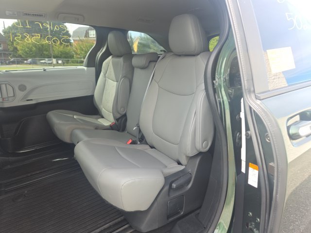 Used 2025 Toyota Sienna XLE FWD image 12