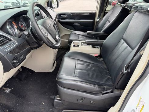 Used 2015 Chrysler Town & Country Touring FWD image 22