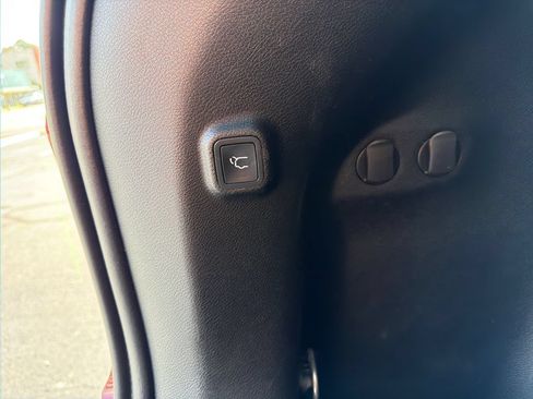 Used 2019 Jeep Cherokee Latitude Plus w/ Comfort/Convenience Group AWD/4WD image 45